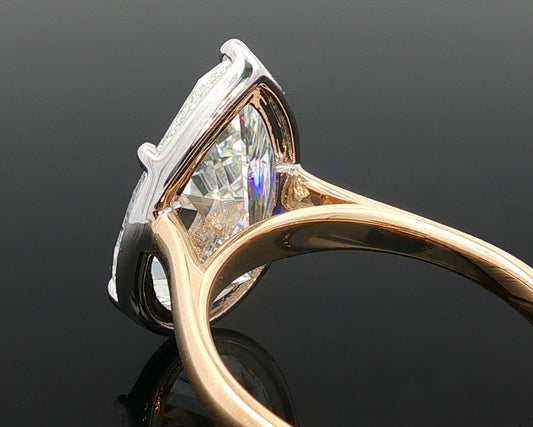 The Elva - A Timeless Pear-Shaped Solitaire