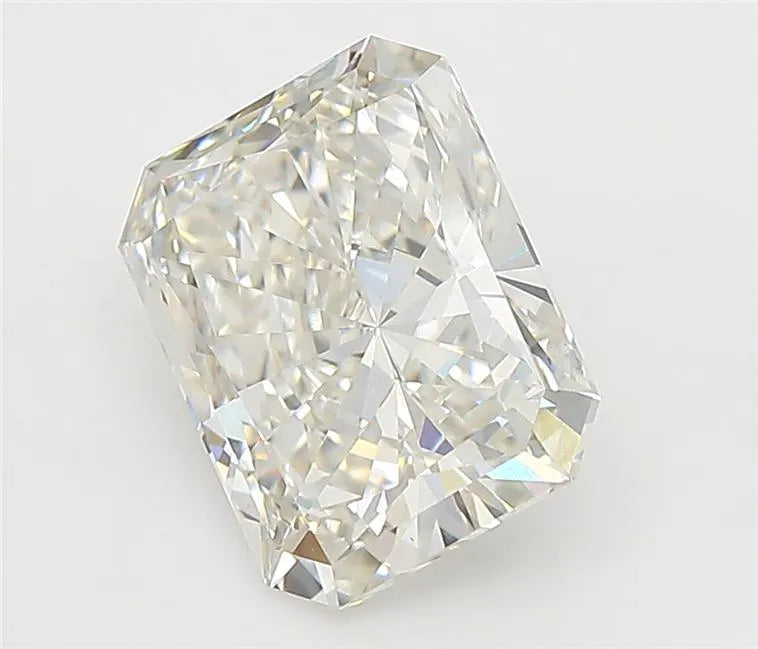 3.17ct Radiant Lab Grown Diamond (Colour H, Clarity VVS2, IGI Certified)