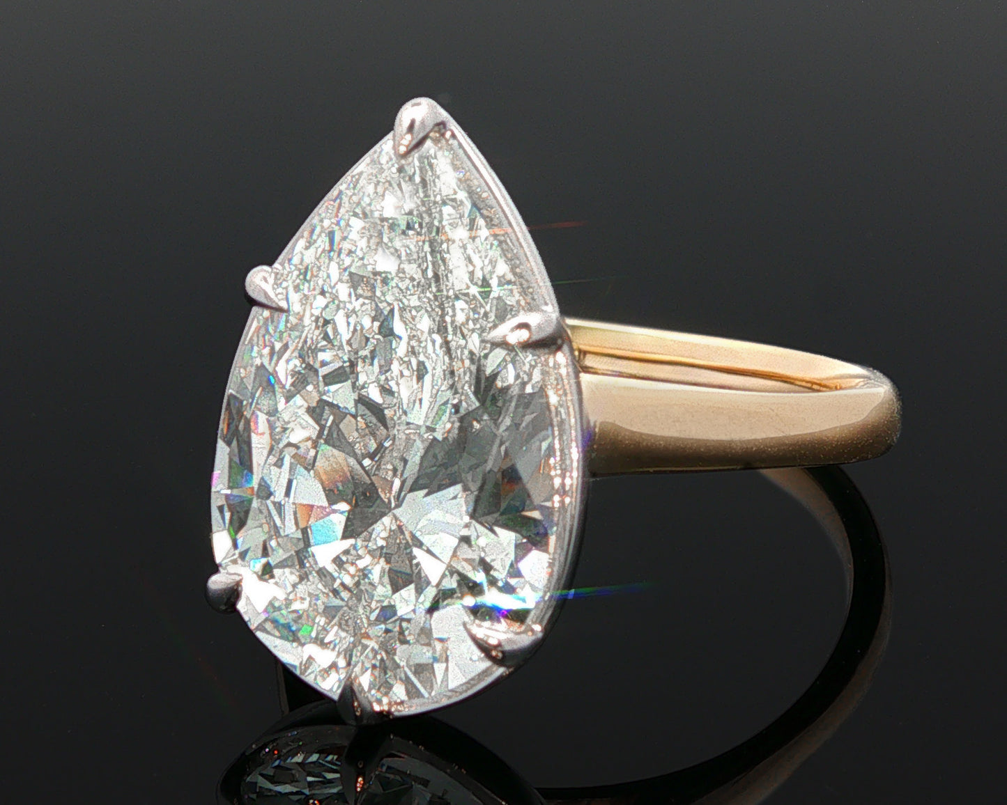 The Elva - A Timeless Pear-Shaped Solitaire