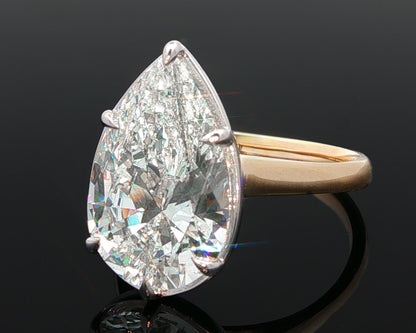 The Elva - A Timeless Pear-Shaped Solitaire