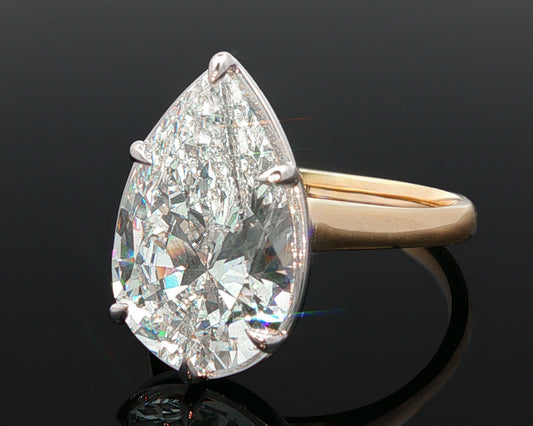 The Elva - A Timeless Pear-Shaped Solitaire
